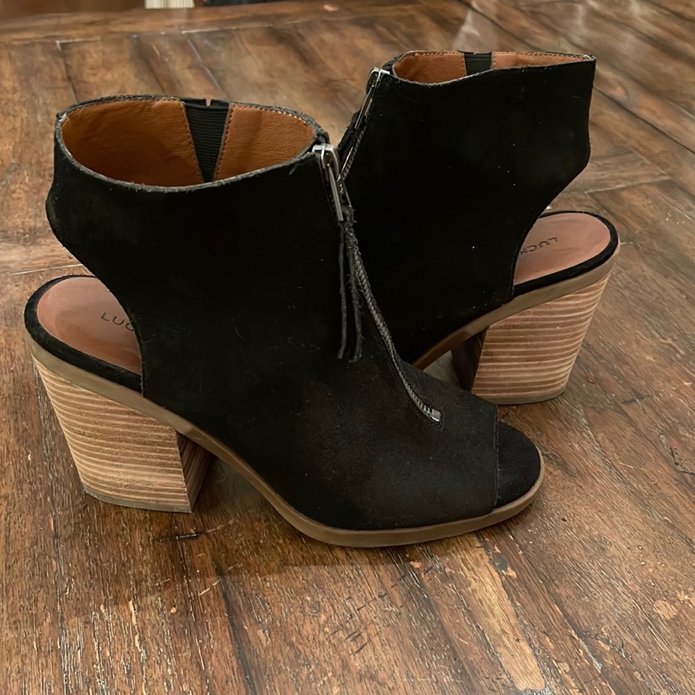 Lucky brand women’s classic black peep toe medium heel zip up heel booty 8.5